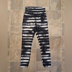 Lululemon athletic Leggings - Black / White Design - Sz 4 - Used Condition